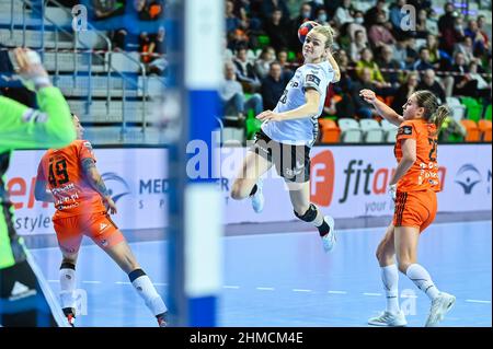 LUBIN, POLEN - 6. FEBRUAR 2022: Handball EHF European League Frauenspiel MKS Zaglebie Lubin - SG BBM Bietigheim. In Aktion Stine Jorgensen. Stockfoto