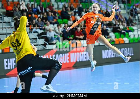 LUBIN, POLEN - 6. FEBRUAR 2022: Handball EHF European League Frauenspiel MKS Zaglebie Lubin - SG BBM Bietigheim. In Aktion Adrianna Gorna. Stockfoto