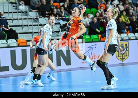 LUBIN, POLEN - 6. FEBRUAR 2022: Handball EHF European League Frauenspiel MKS Zaglebie Lubin - SG BBM Bietigheim. In Aktion Patricia Machado-Matieli Stockfoto