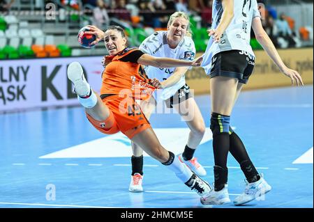 LUBIN, POLEN - 6. FEBRUAR 2022: Handball EHF European League Frauenspiel MKS Zaglebie Lubin - SG BBM Bietigheim. In Aktion Patricia Machado-Matieli Stockfoto