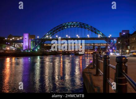 Newcastle tyne Brücke bei Sonnenuntergang mit Lichtern in der riv reflektiert Stockfoto