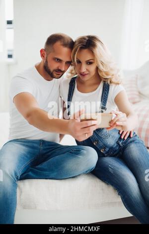 Frau und ihr Mann in Jeans, self portrait. Stockfoto