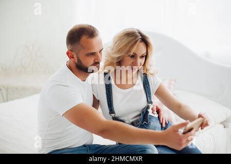 Frau und ihr Mann in Jeans, self portrait. Stockfoto