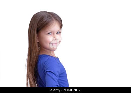 Glücklich niedlichen Kind Kind halb Umdrehung isoliert auf weißem Hintergrund, Blick auf Kamera Taille bis kaukasischen kleinen Mädchen von 5 Jahren in blau Stockfoto