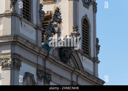 Ornamentale Skulpturen auf der Saint Anne Parish of Upper Watertown (St. Annenkirche) in Budapest, Ungarn Stockfoto