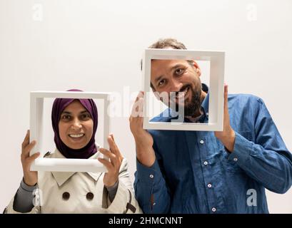 Hübsche Frau und Mann mit einem Rahmen. Hochwertige Fotos Stockfoto