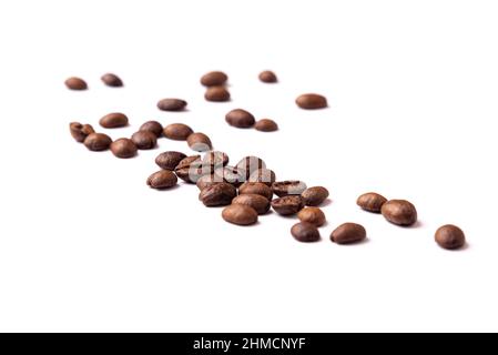 geröstete Kaffeebohnen isoliert auf weißem Hintergrund Stockfoto