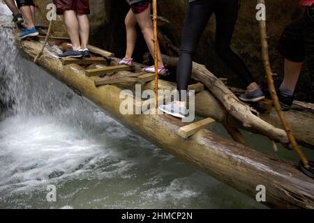 Gruppe von Menschen, die den Canyon überqueren Stockfoto