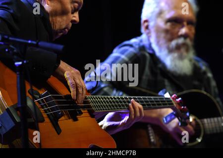 Orlando, Usa. 08th. Februar 2022. Jack Casady (L) und Jorma Kaukonen von Hot Tuna treten im Plaza Live in Orlando auf. Casady und Kaukonen sind Gründungsmitglieder der psychedelisch-rockigen Band Jefferson Airplane. Kredit: SOPA Images Limited/Alamy Live Nachrichten Stockfoto