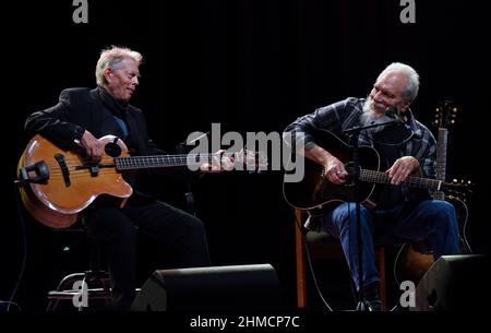 Orlando, Usa. 08th. Februar 2022. Jack Casady (L) und Jorma Kaukonen von Hot Tuna treten im Plaza Live in Orlando auf. Casady und Kaukonen sind Gründungsmitglieder der psychedelisch-rockigen Band Jefferson Airplane. Kredit: SOPA Images Limited/Alamy Live Nachrichten Stockfoto