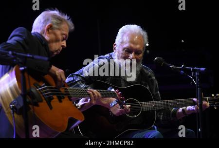 Orlando, Usa. 08th. Februar 2022. Jack Casady (L) und Jorma Kaukonen von Hot Tuna treten im Plaza Live in Orlando auf. Casady und Kaukonen sind Gründungsmitglieder der psychedelisch-rockigen Band Jefferson Airplane. Kredit: SOPA Images Limited/Alamy Live Nachrichten Stockfoto