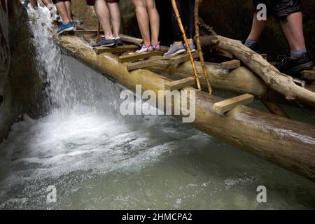 Gruppe von Menschen, die den Canyon überqueren Stockfoto