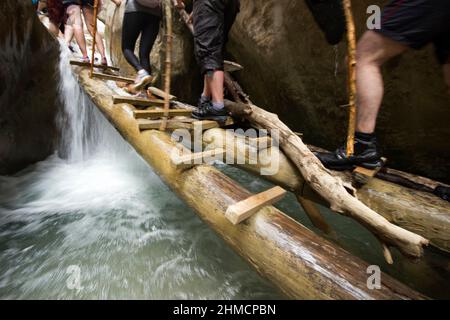 Gruppe von Menschen, die den Canyon überqueren Stockfoto