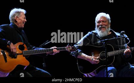 Orlando, Usa. 08th. Februar 2022. Jack Casady (L) und Jorma Kaukonen von Hot Tuna treten im Plaza Live in Orlando auf. Casady und Kaukonen sind Gründungsmitglieder der psychedelisch-rockigen Band Jefferson Airplane. (Foto von Paul Hennessy/SOPA Images/Sipa USA) Quelle: SIPA USA/Alamy Live News Stockfoto