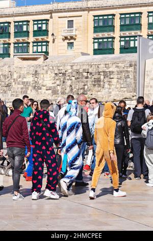 Menschen in Make-up und Karnevalskostümen während des Fat Tuesday auf dem Mardi Gras Karneval in der Stadt: Valletta, Malta - 23. Februar 2020 Stockfoto