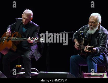 Orlando, Usa. 08th. Februar 2022. Jack Casady (L) und Jorma Kaukonen von Hot Tuna treten im Plaza Live in Orlando auf. Casady und Kaukonen sind Gründungsmitglieder der psychedelisch-rockigen Band Jefferson Airplane. (Foto von Paul Hennessy/SOPA Images/Sipa USA) Quelle: SIPA USA/Alamy Live News Stockfoto