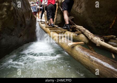 Gruppe von Menschen, die den Canyon überqueren Stockfoto