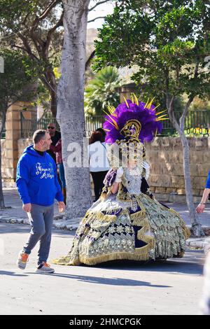 Menschen in Make-up und Karnevalskostümen während des Fat Tuesday auf dem Mardi Gras Karneval in der Stadt: Valletta, Malta - 23. Februar 2020 Stockfoto