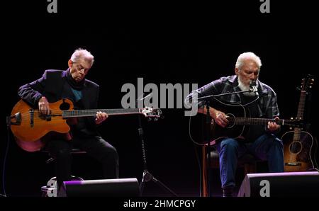 Orlando, Usa. 08th. Februar 2022. Jack Casady (L) und Jorma Kaukonen von Hot Tuna treten im Plaza Live in Orlando auf. Casady und Kaukonen sind Gründungsmitglieder der psychedelisch-rockigen Band Jefferson Airplane. (Foto von Paul Hennessy/SOPA Images/Sipa USA) Quelle: SIPA USA/Alamy Live News Stockfoto