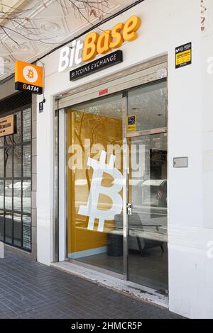 VALENCIA, SPANIEN - 02. FEBRUAR 2022: BitBase ist ein Unternehmen, das sich dem Verkauf und dem Kauf von Kryptowährungen in physischen Geschäften widmet Stockfoto