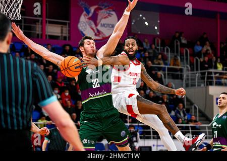 ZAPORIZHZHIA, UKRAINE - 8. FEBRUAR 2022 - kleine Vorwärts D.J. Stephens (R) von BC Prometey und Zentrum Ruben Guerrero von BC Unicaja sind in Aktion d gesehen Stockfoto