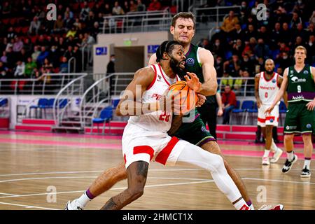 ZAPORIZHZHIA, UKRAINE - 8. FEBRUAR 2022 - kleine Vorwärts D.J. Stephens (L) von BC Prometey wird während der Bas mit einem Spieler von BC Unicaja in Aktion gesehen Stockfoto