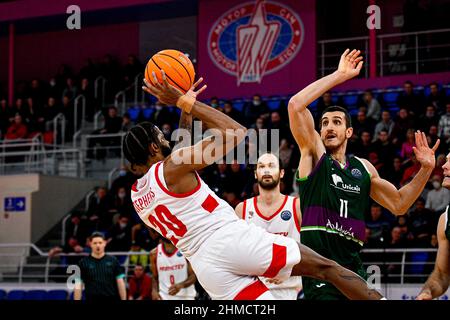 ZAPORIZHZHIA, UKRAINE - 8. FEBRUAR 2022 - kleine Vorwärts D.J. Stephens (L) von BC Prometey und Zentrum Dejan Kravic von BC Unicaja sind in Aktion zu sehen Stockfoto