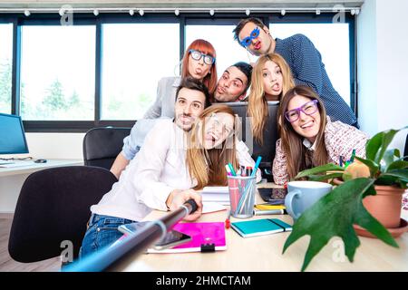 Junge Leute Mitarbeiter nehmen glücklich Selfie mit Stick - Life Style Konzept der menschlichen Ressource auf Arbeit Spaß Zeit - Startupper im College-Büro Stockfoto