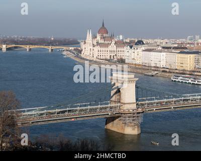 Szechenyi Kettenbrücke über die Donau wird renoviert und Parlamentsgebäude in Budapest, Ungarn Stockfoto