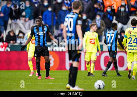 BRÜGGE, BELGIEN - 6. FEBRUAR: Stanley Nsoki vom Club Brugge sieht während des Jupiler Pro League-Spiels zwischen Club Brugge und KAA Gent am 6. Februar 2022 im Jan Breydelstadion in Brügge, Belgien, niedergeschlagen aus (Foto: Joris Verwijst/Orange Picches) Stockfoto