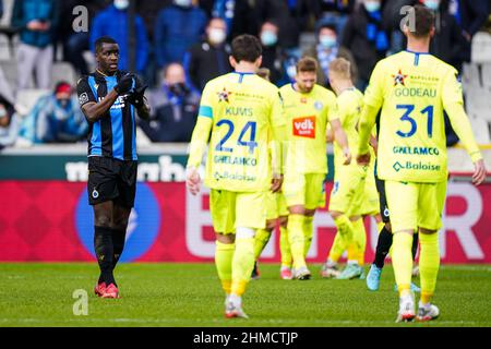 BRÜGGE, BELGIEN - 6. FEBRUAR: Stanley Nsoki vom Club Brugge sieht während des Jupiler Pro League-Spiels zwischen Club Brugge und KAA Gent am 6. Februar 2022 im Jan Breydelstadion in Brügge, Belgien, niedergeschlagen aus (Foto: Joris Verwijst/Orange Picches) Stockfoto