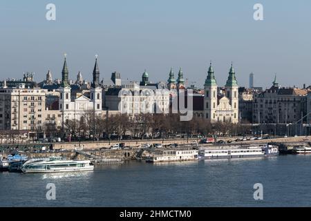 Stadtbild mit orthodoxer und katholischer Kirche am Donauufer in Budapest, Ungarn Stockfoto