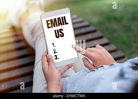 Hand schreiben Zeichen E-Mail an uns. Geschäftsidee Senden einer Werbebotschaft an eine Gruppe von Anzeigen mit E-Mail Online Jobs und Arbeiten Remote-Verbindung Stockfoto