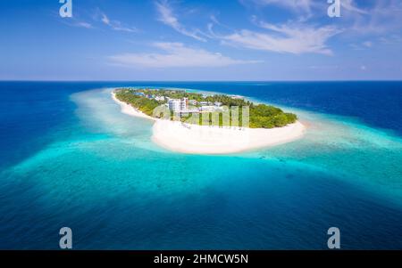 Tropische Insel mit weißem Strand und türkisfarbenem Wasser auf den Malediven. Idyllischer Sommerurlaub Urlaubsziel. Luxuriöses Hotelresort. Warmer sonniger Tag wi Stockfoto