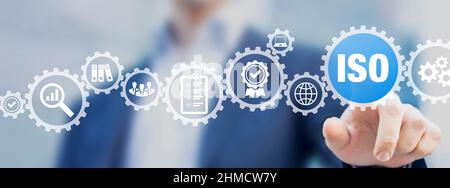 ISO-Zertifizierungsprozess und Qualitätsmanagement für Unternehmen und Unternehmen. Zertifiziert durch die International Standard Organization. QS, Standardisierung und Stockfoto
