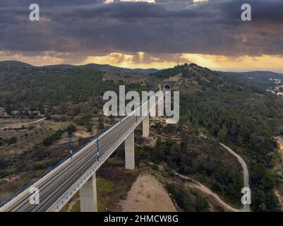 Eisenbahnbrücke bei Sonnenuntergang in den Bergen Stockfoto