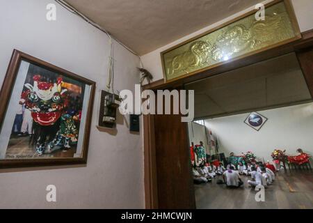 Das Silat College der „White Crane Association“ hatte eine Tradition, Kie Lin vor der Feier des Cap Go Meh in Bogor, Indonesien, zu baden Stockfoto