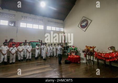 Das Silat College der „White Crane Association“ hatte eine Tradition, Kie Lin vor der Feier des Cap Go Meh in Bogor, Indonesien, zu baden Stockfoto