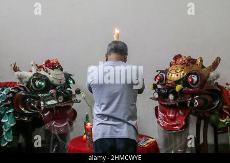 Das Silat College der „White Crane Association“ hatte eine Tradition, Kie Lin vor der Feier des Cap Go Meh in Bogor, Indonesien, zu baden Stockfoto