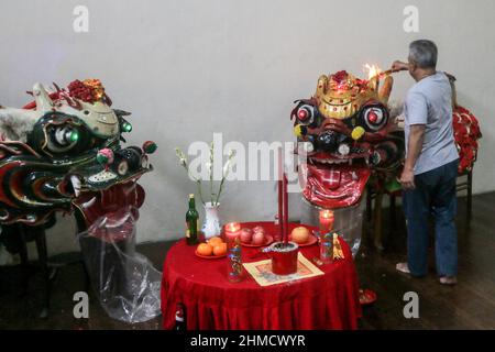 Das Silat College der „White Crane Association“ hatte eine Tradition, Kie Lin vor der Feier des Cap Go Meh in Bogor, Indonesien, zu baden Stockfoto
