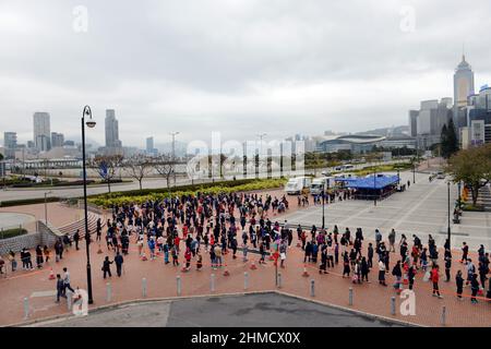 9th. Februar 2022, Central District, Hongkong. Hongkongers wartet in der Schlange für einen PCR-Test (meist obligatorisch), da die Omicron-Variantenfälle steigen. Stockfoto