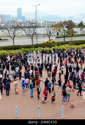 9th. Februar 2022, Central District, Hongkong. Hongkongers wartet in der Schlange für einen PCR-Test (meist obligatorisch), da die Omicron-Variantenfälle steigen. Stockfoto