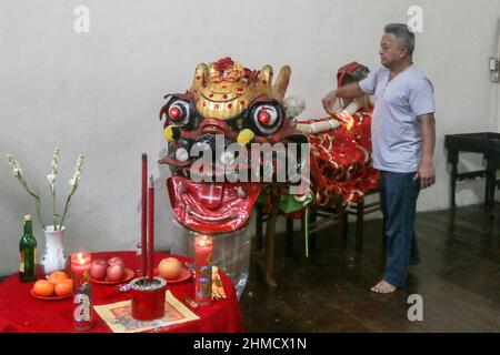 Das Silat College der „White Crane Association“ hatte eine Tradition, Kie Lin vor der Feier des Cap Go Meh in Bogor, Indonesien, zu baden Stockfoto