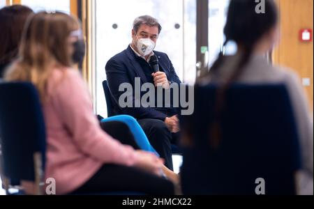 München, Deutschland. 09th. Februar 2022. Der bayerische Ministerpräsident Markus Söder (CSU) spricht mit Schülern der Klassen 5-10 an der Marieluise-Fleißer-Realschule über ihre Erfahrungen während der Pandemie. Quelle: Sven Hoppe/dpa/Alamy Live News Stockfoto