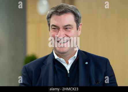 München, Deutschland. 09th. Februar 2022. Der bayerische Ministerpräsident Markus Söder (CSU) gibt nach einem Gespräch mit Studenten der Klassen 5-10 an der Marieluise-Fleißer-Realschule ein Interview über die Erfahrungen der Schüler in Zeiten der Pandemie. Quelle: Sven Hoppe/dpa/Alamy Live News Stockfoto