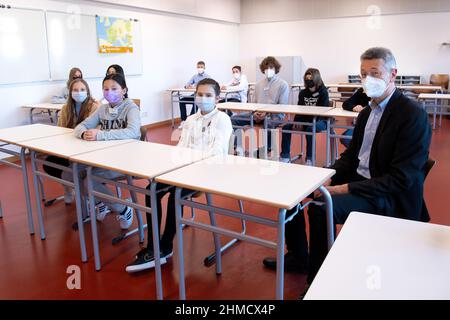 München, Deutschland. 09th. Februar 2022. Der bayerische Bildungsminister Michael Piazolo (r, Freie Wähler) spricht mit Schülern der Klassen 5-10 der Marieluise-Fleißer-Realschule über ihre Erfahrungen in Zeiten der Pandemie. Quelle: Sven Hoppe/dpa/Alamy Live News Stockfoto