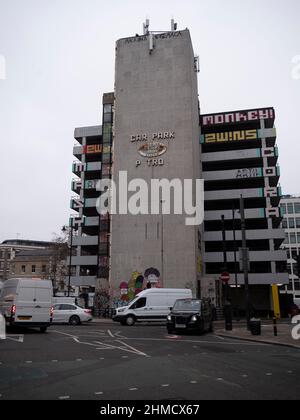 Parkplatz mit Telekom-Dachmasten in der Great Eastern Street in Shoreditch, London EC2, mit Graffiti bedeckt, betrieben von NCP Stockfoto