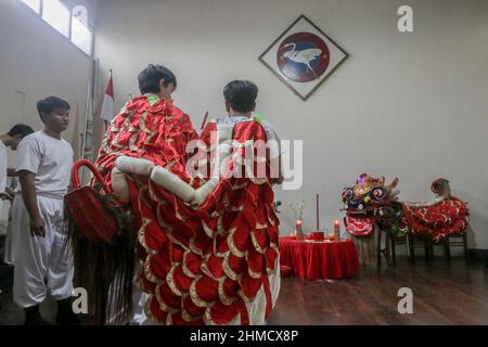 Das Silat College der „White Crane Association“ hatte eine Tradition, Kie Lin vor der Feier des Cap Go Meh in Bogor, Indonesien, zu baden Stockfoto