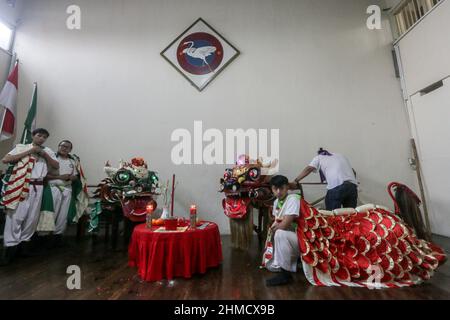 Das Silat College der „White Crane Association“ hatte eine Tradition, Kie Lin vor der Feier des Cap Go Meh in Bogor, Indonesien, zu baden Stockfoto