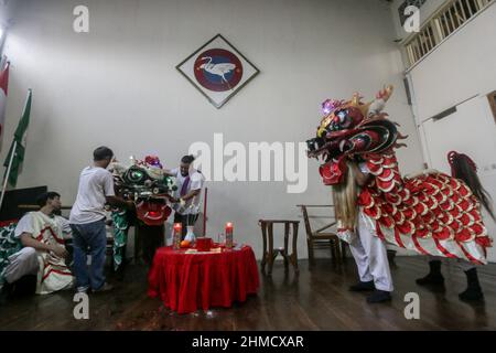 Das Silat College der „White Crane Association“ hatte eine Tradition, Kie Lin vor der Feier des Cap Go Meh in Bogor, Indonesien, zu baden Stockfoto